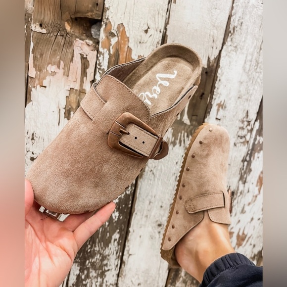 NIB Very G Boston Vegan Suede Light Taupe Western Belt Buckle Clogs Slides - Picture 3 of 3